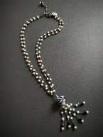 COLLANA NODI CIONDOLO BLACK AND WHITE Prezzo 79€ - Distanziali a nodo in argilla sintetica e rosario con perle in vetro smaltato.